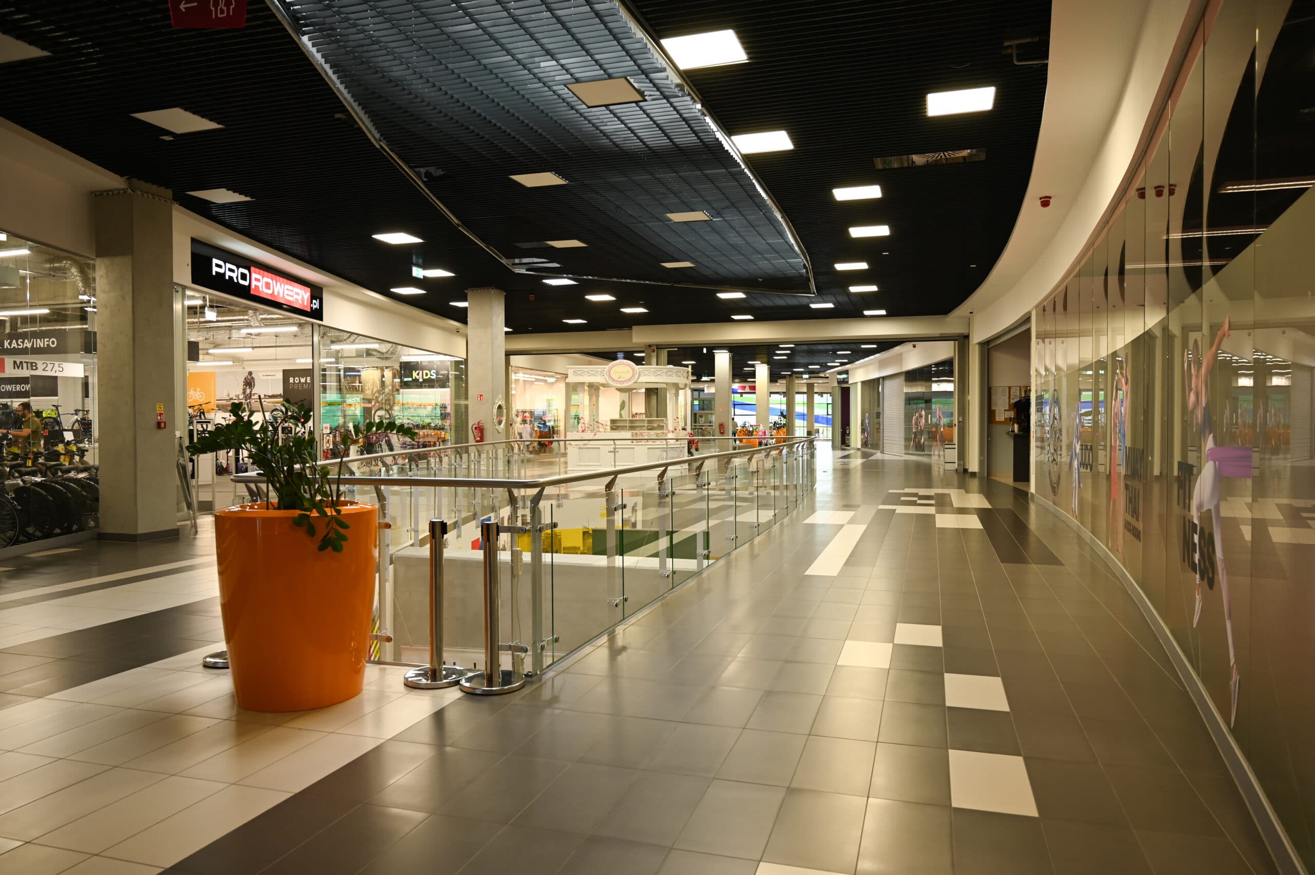Wnętrze restauracji z nakrytymi stolikami